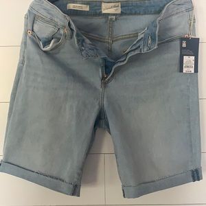 Women’s Universal Thread size 12 Bermuda shorts.